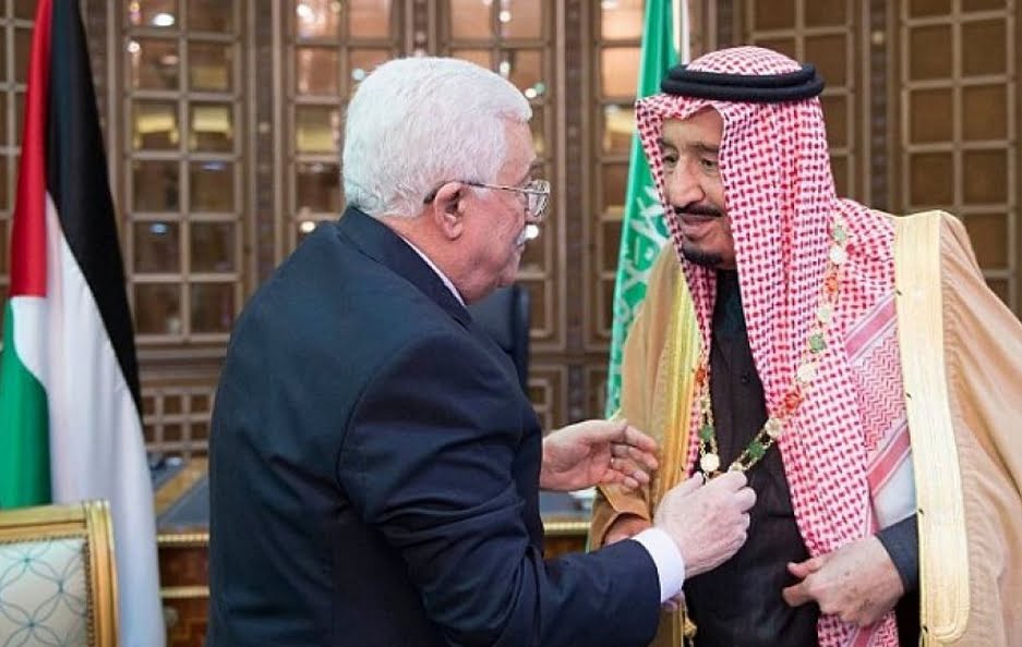 رئيس دولة فلسطين محمود عباس يقلد العاهل السعودي القلادة الكبرى لوسام فلسطين