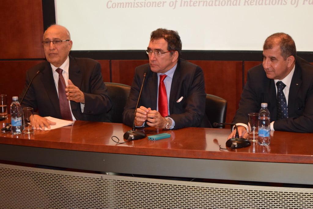 قبرص : ضمن زيارة الدكتور نبيل شعث لقبرص استجابة لدعوة الرئيس القبرصي السيد نيكوس اناستاسيادس القى محاضرة في جامعة نيقوسيا للاساتذة الجامعين والمثقفين القبارصة