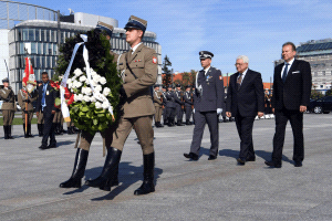 بالفيديو : الرئيس يضع إكليل زهور على ضريح الجندي المجهول في وارسو