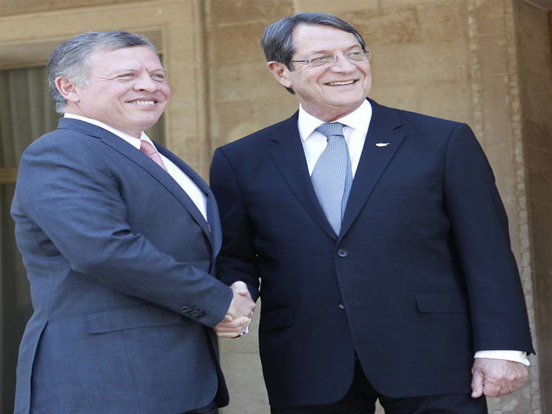 الملك يعقد مباحثات مع الرئيس القبرصي في نيقوسيا