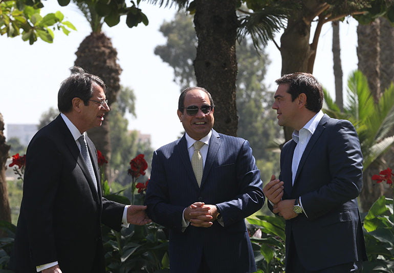 Τριμερής – Δεντροφύτευση Προεδρικό Μέγαρο, Κάιρο, Αίγυπτος Ο Πρόεδρος της Δημοκρατίας, κ. Νίκος Αναστασιάδης, ο Πρωθυπουργός της Ελλάδας κ. Αλέξης Τσίπρας και ο Πρόεδρος της Αιγύπτου κ. Abdel Fattah al-Sissi φυτεύουν ελαιόδεντρα. // Trilateral Summit– Tree planting Presidential Palace, Cairo, Egypt The President of the Republic Mr. Nicos Anastasiades, the Greek Prime Minister Mr. Alexis Tsipras and the Egyptian President Abdel Fattah al-Sissi planting trees.