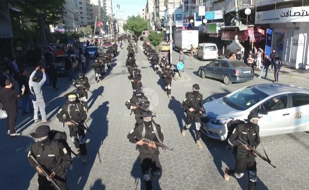 بالفيديو. والصور: وسط ترحاب شعبي. عرض عسكري مهيب لجناح “فتح” العسكري بغزة في ذكرى الانطلاقة