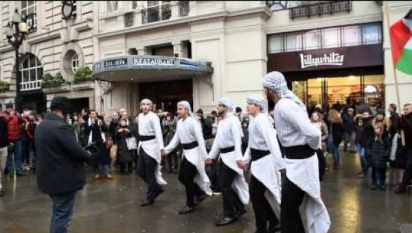 بالفيديو .. دبكة فلسطينية في لندن
