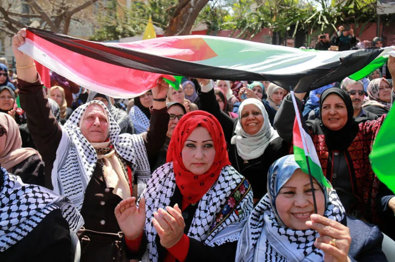 بالفيديو …والصور: … بعيد الأم لهو معناة ومأساة كبيرة وتجربة حياتية مريرة توقظ لهيب الحزن في قلوب أمهات عديدة وتدوس على لوعة الاشتياق لكل أم فقدت وليدها بينما تسمع أصوات الجيران يغنون لأم لهم وهي تبكي في صمت مرير