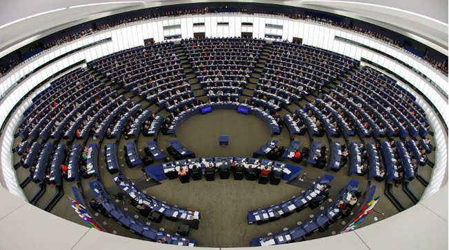 البرلمان الأوروبي يتبنى مشروع قرار إلغاء إعفاء التأشيرات لمواطني الولايات المتحدة