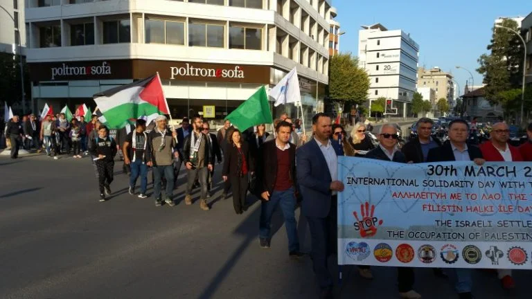 قبرص: بالصور والفيديو.. أحيا المئات من الفلسطينيين والقبارصة الذكرى أل 41 ليوم الأرض الخالدة بمسيرة جماهرية نظمتها نقابة عمال عموم قبرص في نيقوسيا
