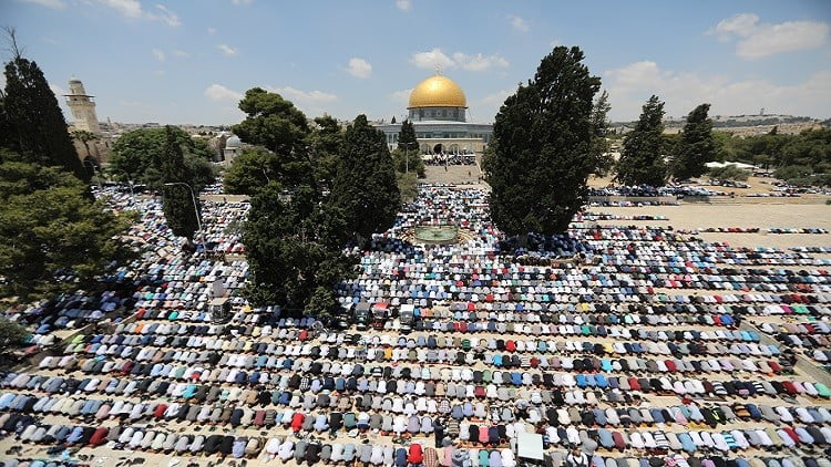بالصور.. ربع مليون فلسطيني يؤدون الجمعة الأولى من رمضان في الأقصى