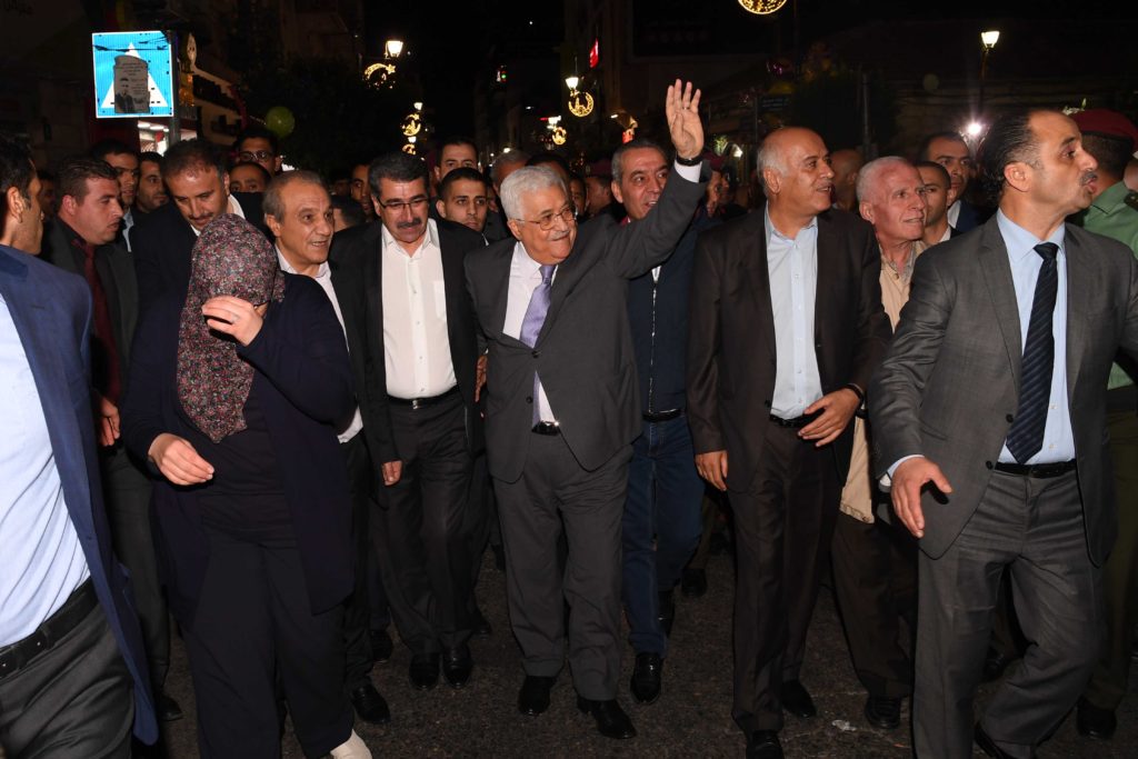 بالصور والفيديو.. الرئيس يتفقد الأسواق ويلتقي المواطنين في رام الله