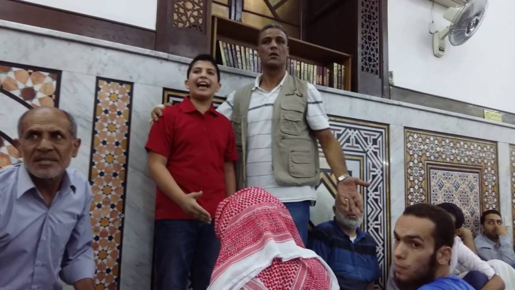 شاهدوا: طفل اردني يحاول ان يخاطب المصليين عن فلسطين والاقصى ومحاولة منعة من قبل القائمين علي المسجد