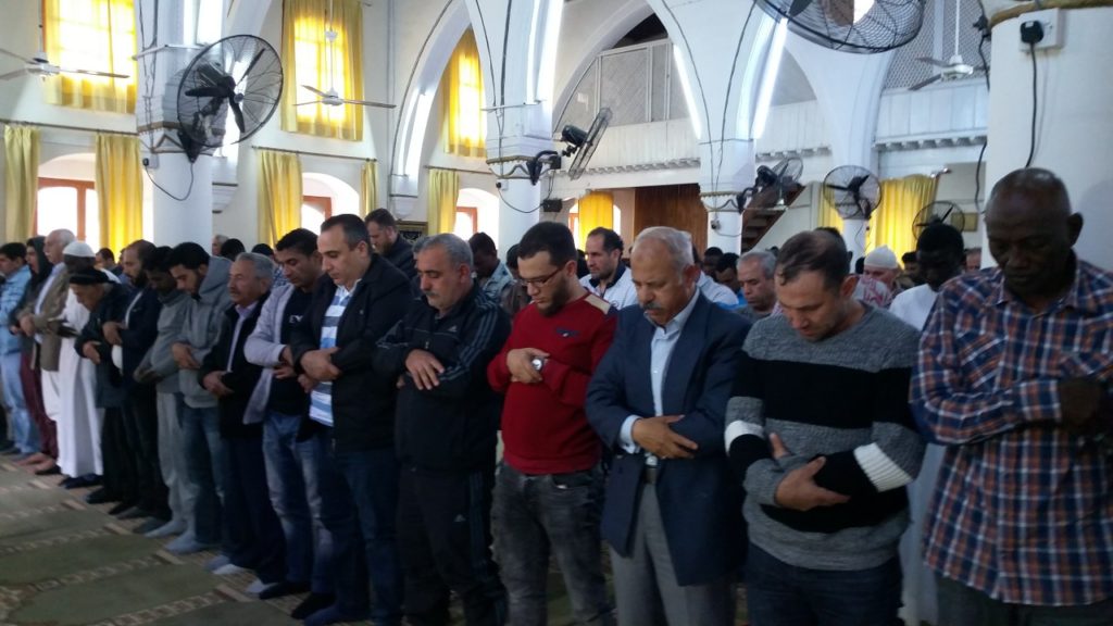 بالفيديو. انتبهوا إخوتي أخطاء شائعة نرتكبها أثناء الصلاة ربما تبطل صلاتك وتأتي يوم القيامة خالي الوفاض