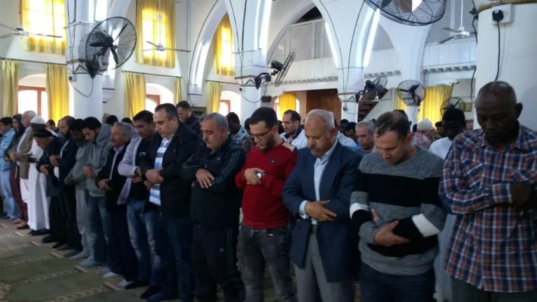 بالفيديو. انتبهوا إخوتي أخطاء شائعة نرتكبها أثناء الصلاة ربما تبطل صلاتك وتأتي يوم القيامة خالي الوفاض
