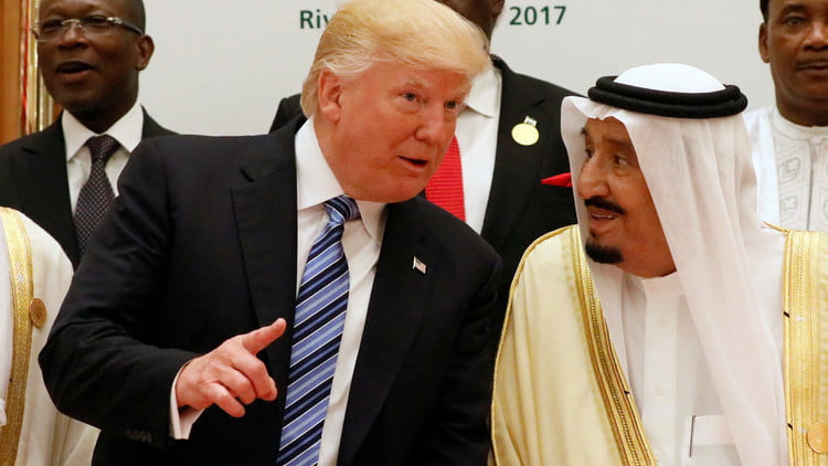 ترامب يحث الملك سلمان على حل دبلوماسي مع قطر