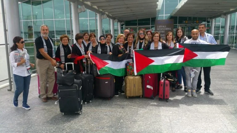 قبرص: بالصور والفيديو. استقبال الفنانة الفلسطينية الكبيرة (دلال أبو امنه) في مطار لارنكا لمشاركتها في حفل افتتاح الدورة التعليمية للغة العربية واليونانية والتي أقامتها الجالية الفلسطينية