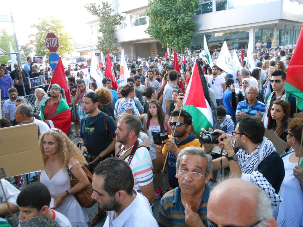 قبرص: بالصور والفيديو. مشاركه الجالية الفلسطينية في الوقفة الاحتجاجية أمام السفارة الأميركية في نيقوسيا والتي نظمها مجلس السلم القبرصي لشجب وأدانه العدوان الثلاثي على سوريا الشقيقة