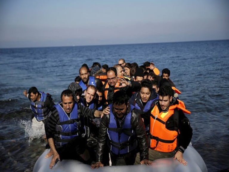 قبرص: القارب الذي يحمل 65 شخصا من سوريا يرسو في باراليمني