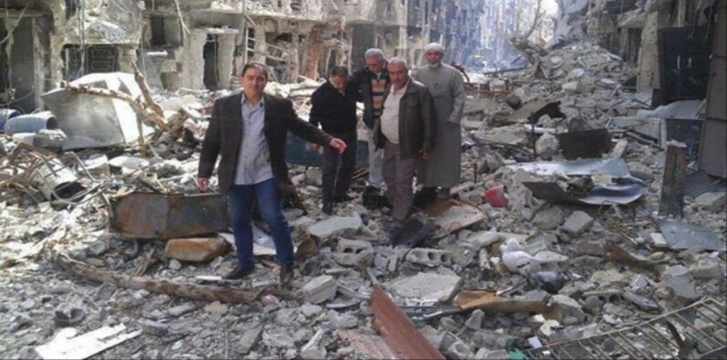 قاضي قضاة فلسطين محمود الهباش يزور مخيم اليرموك ومقبرة شهداء فلسطين في دمشق ويطلع على حجم الدماروالخراب( بالفيديو)