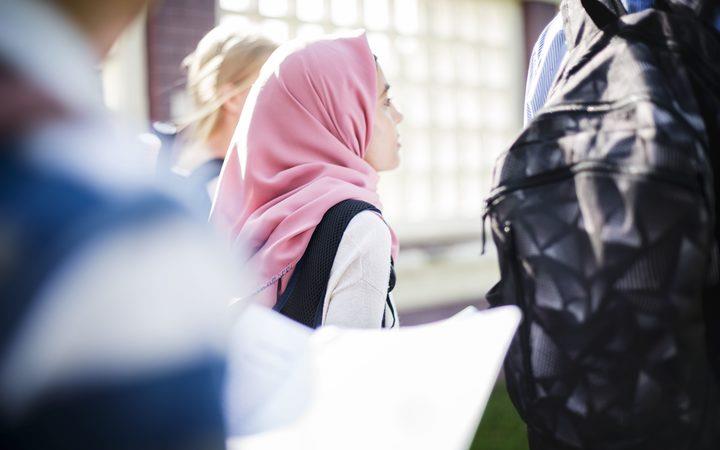 قبرص: اوامر من وزارة التعليم بالتحقيق مع رئيس المدرسة الذي  يطلب من فتاة ترتدي الحجاب للمغادرة المدرسة