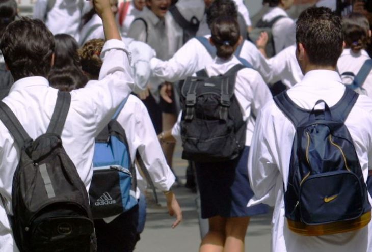 في المدارس العامة في قبرص ، وفرض حظر على اللحى والشعر