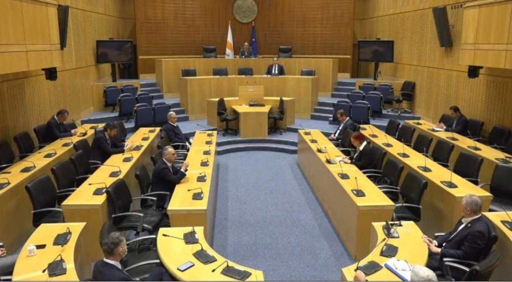 وافق مجلس النواب يوم الجمعة على حزمة من تدابير الدعم لمساعدة الموظفين والشركات والعاملين لحسابهم الخاص في مواجهة الأزمة التي أطلقها وباء الفيروس التاجي.