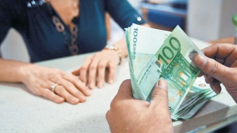 تتظاهر امرأة في لارنكا بأنها وكيل عقارات وتخدع المواطنين