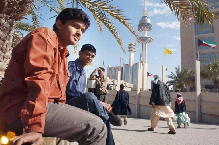 الكويت.. خطط لترحيل 360 ألف عامل أجنبي على المدى القصير