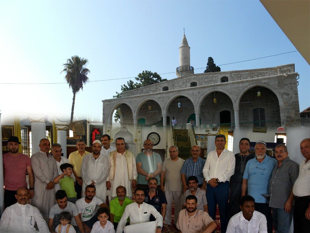 اعلان: من ادارة جامع لارنكا الكبير بعدم السماح لاكثر من ثلاثين شخص داخل المسجد ، والتباعد بين الشخص والاخر لا يقل على مترين