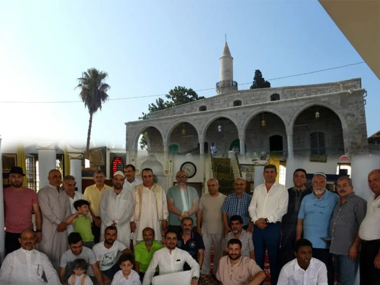 اعلان: من ادارة جامع لارنكا الكبير بعدم السماح لاكثر من ثلاثين شخص داخل المسجد ، والتباعد بين الشخص  والاخر لا يقل على مترين