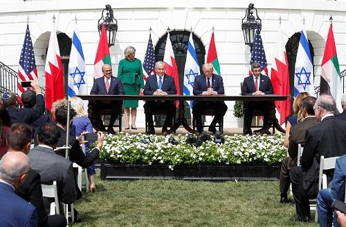 لحظة التوقيع على اتفاقيات السلام بين الإمارات والبحرين وإسرائيل(فيديو)