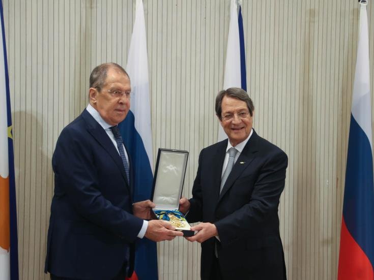 رئيس قبرص ينهي وزير الخارجية الروسي بأعلى وسام الاستحقاق
