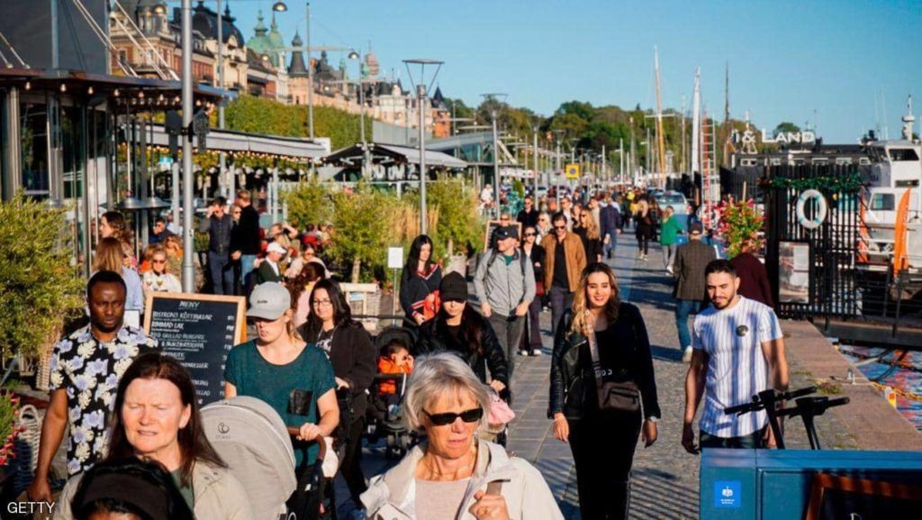 السويد تثير حيرة أوروبا.. إصابات أقل بكورونا بلا قيود صارمة