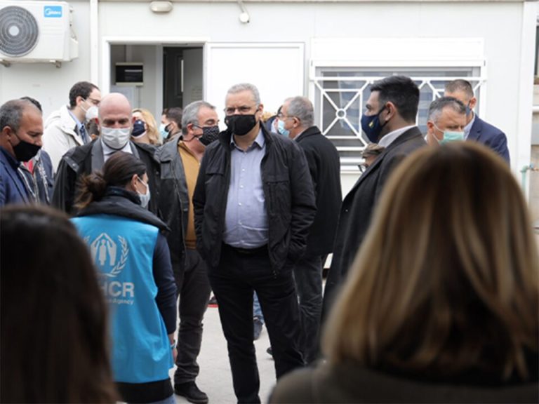 وزير الداخلية يزور مخيم للاجئين خلال زيارته لليونان