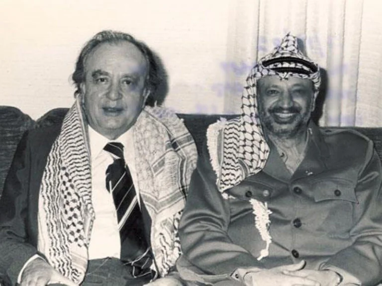 تشييع ليساريذيس الى مثواه الاخير موشحاً بالكوفية الفلسطينية (صور)