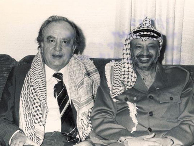 تشييع ليساريذيس الى مثواه الاخير موشحاً بالكوفية الفلسطينية (صور)