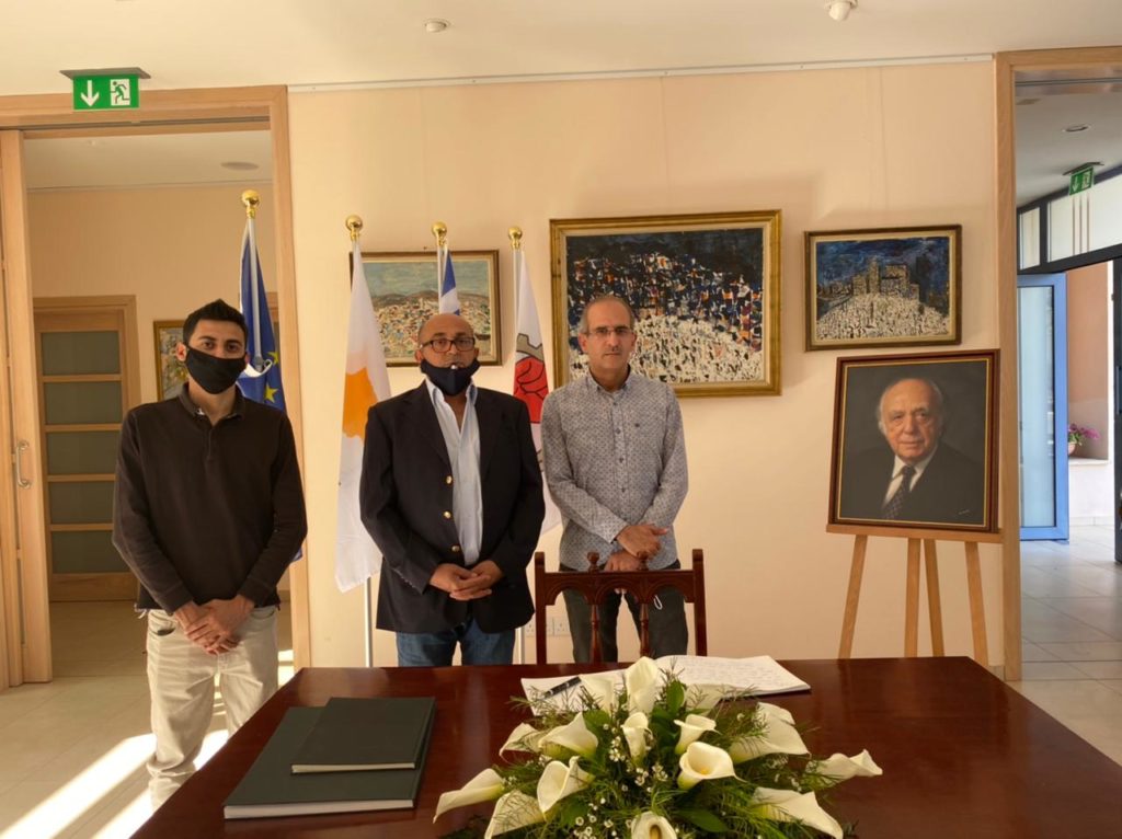 وفد مشترك من فصائل م.ت.ف في قبرص وجمعية الصداقة القبرصية الفلسطينية يوقعون سجل التعازي في وفاة ليساريذيس رئيس البرلمان السابق ومؤسس حزب ايذيك (بالصور)