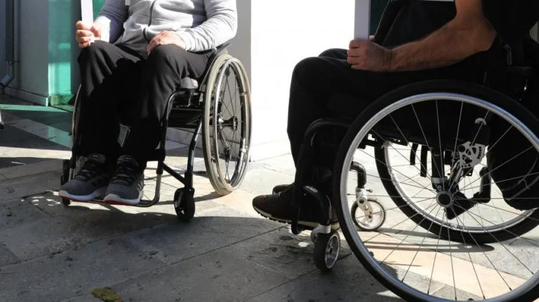 فحصوا طفلاً مصاباً بشلل رباعي يبلغ من العمر 10 سنوات لمدة دقيقة وقرروا أنه مصاب بشلل نصفي (فيديو)