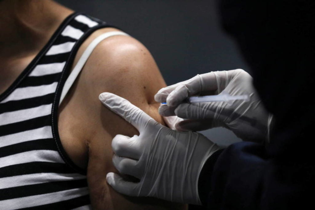 وزير الصحة يحث الشباب بشكل خاص على الحصول على لقاح COVID-19