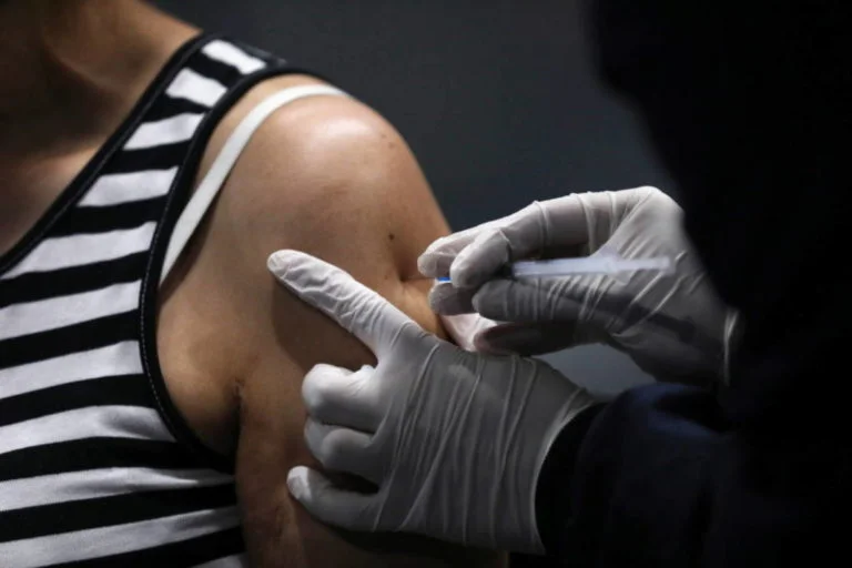 وزير الصحة يحث الشباب بشكل خاص على الحصول على لقاح COVID-19