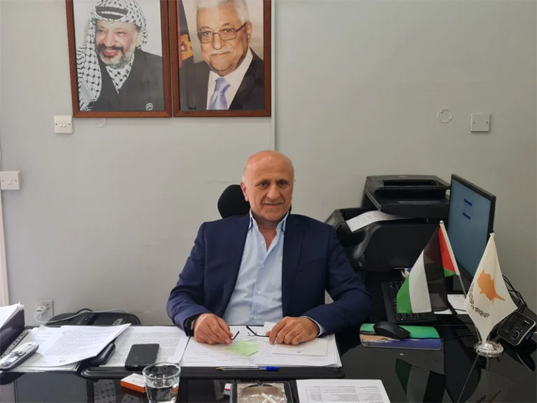 قام موقع فلسطينيو قبرص الاخباري بزيارة الى سفارة دولة فلسطين في قبرص والتقى بالأخ السفير عبد الله عطاري الذي رحب بالزيارة (بالصور والفيديو)