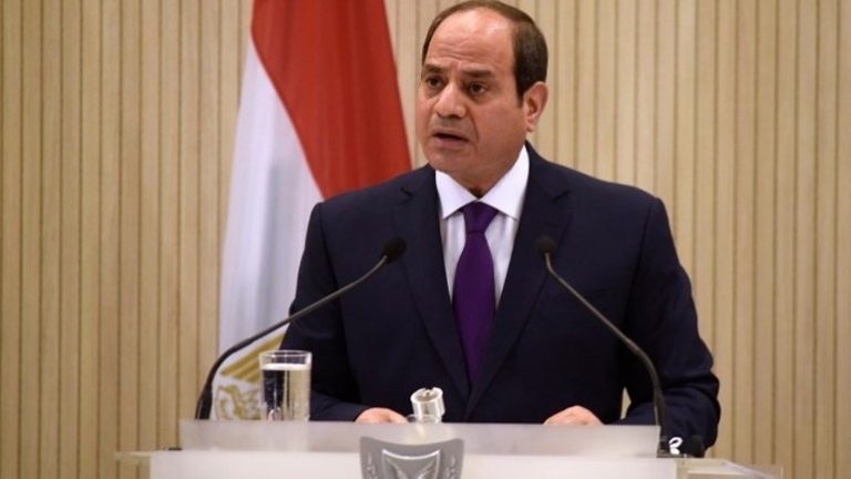 وقد وفر الرئيس المصري لقبرص طائرتين مروحيتين لإشعال الحرائق