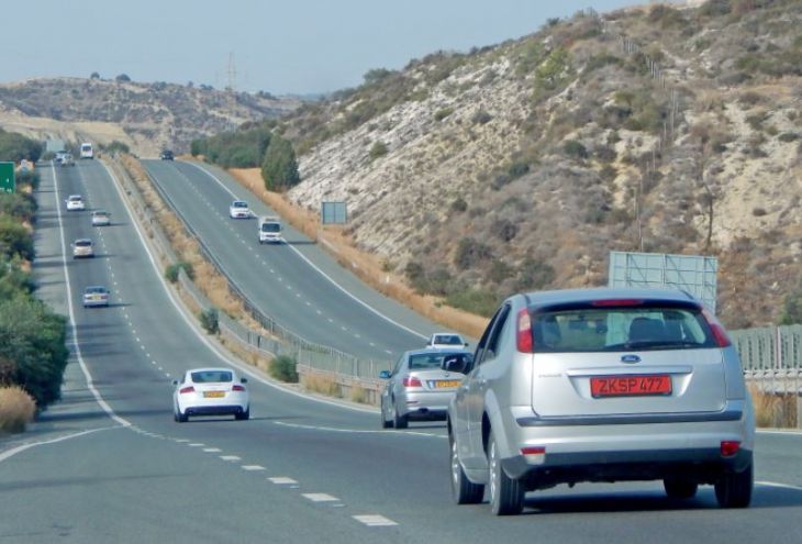 سيتم تعيين مسؤولية دفع غرامات السائحين لمخالفات المرور في قبرص إلى مالكي مكاتب الإيجار