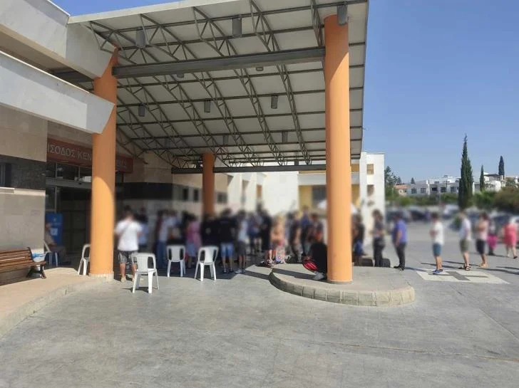 حشود خارج مركز التطعيم ضد فيروس كورونا