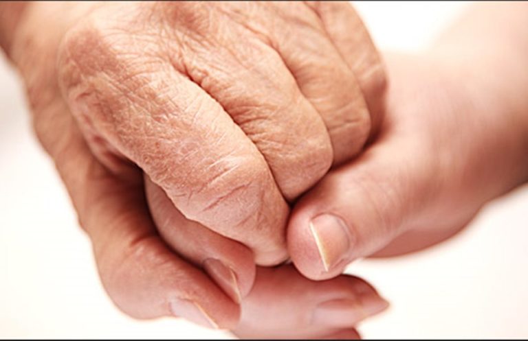 “لا أحد بمفرده”: إجراءات من أجل كبار السن من قبل وزارة الرعاية الاجتماعية