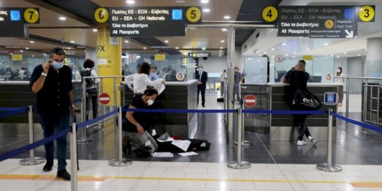 بافوس: أصفاد ستة أشخاص – حاولوا السفر بجوازات سفر مزورة