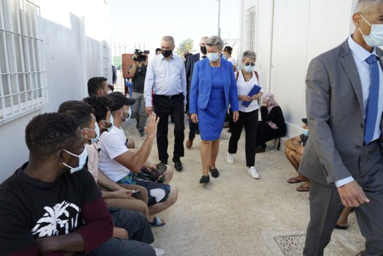 وزير الداخلية القبرصي نيكوس نوريس يطالب بمزيد من دعم الاتحاد الأوروبي بشأن قضية الهجرة (صور)