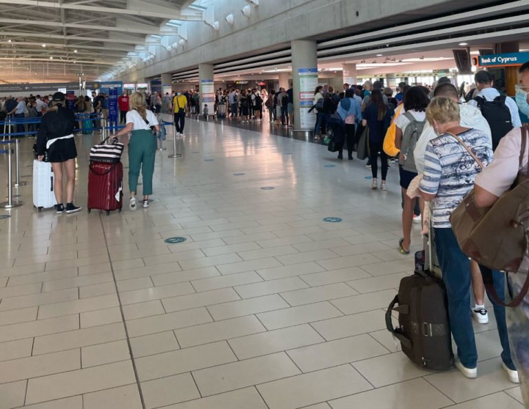 تتسبب مشاكل التوظيف في طوابير طويلة في مطار لارنكا