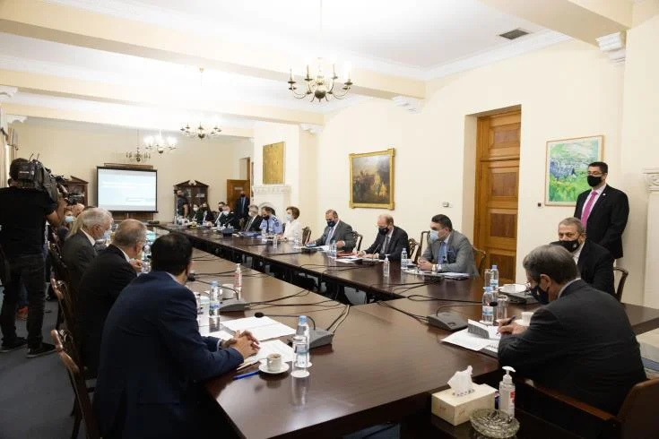 الحكومة تتخذ تدابير لمواجهة تدفقات الهجرة وتتحدث عن مخاطر التغير الديموغرافي والآثار الاجتماعية والاقتصادية