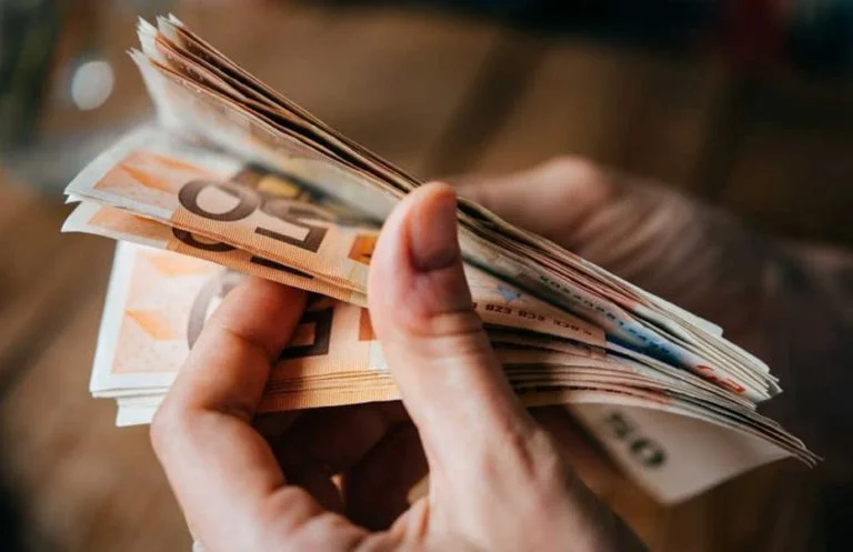 طلبات الحصول على مخصصات المرض بعد 18 فبراير إلكترونيًا فقط