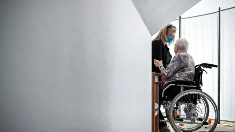 يطلبون حلولاً للمشاكل التي يواجهها كبار السن