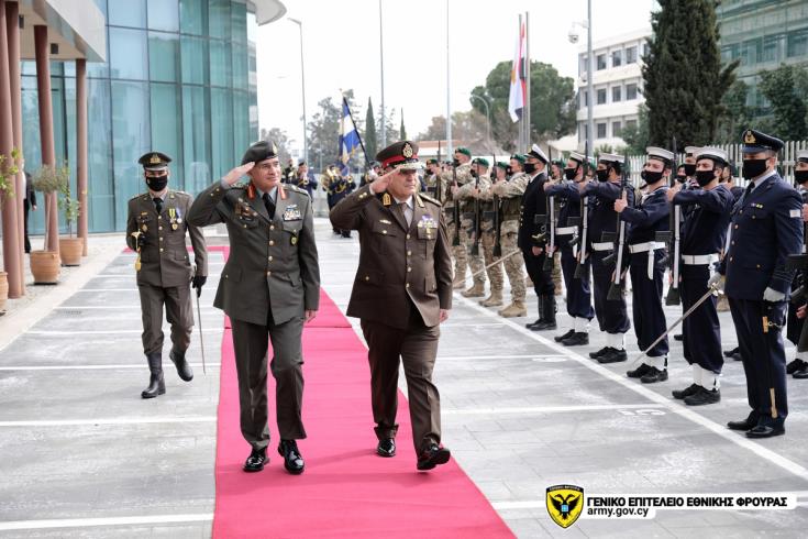 الرئيس اناستاسياديس يناقش مع رئيس أركان حرب القوات المسلحة المصرية التحديات المشتركة وتعميق التعاون