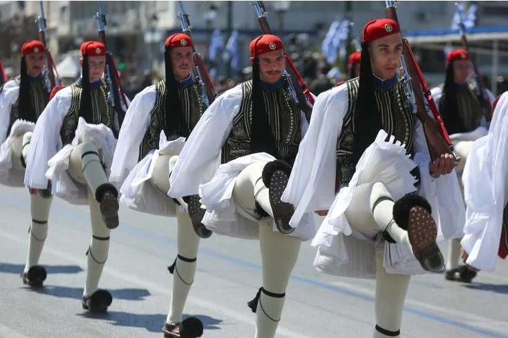 قبرص تحتفل بالذكرى السنوية لاستقلال اليونان من خلال المسيرات والمناسبات